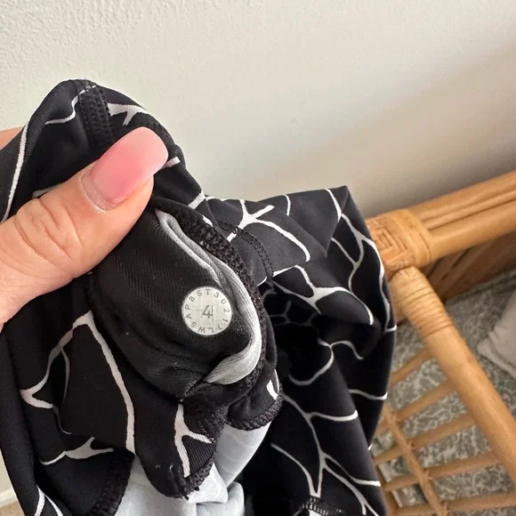 Lululemon wunder under high rise tight radiate rose black and white size 4 - Picture 3 of 5